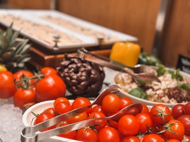 Buffet mit Cherrytomaten, Artischocke, Paprika und weiteren frischen Zutaten im Restaurant.