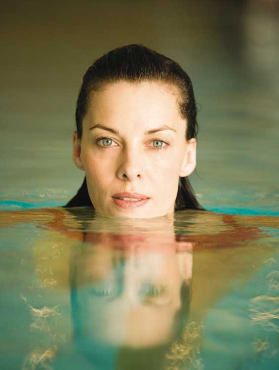 Frau im Pool