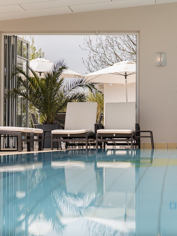 Süßwasserpool mit Liegen