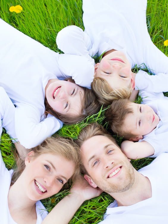 Familie-auf-gruener-Wiese