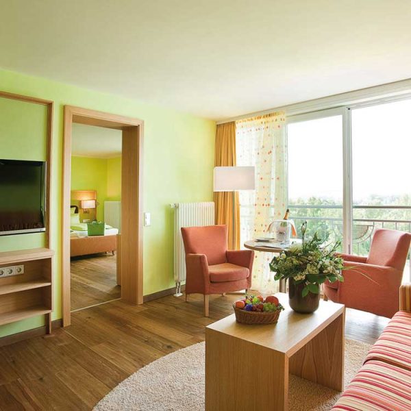 Sonnenschein-Suite-Wohnbereich-mit-TV