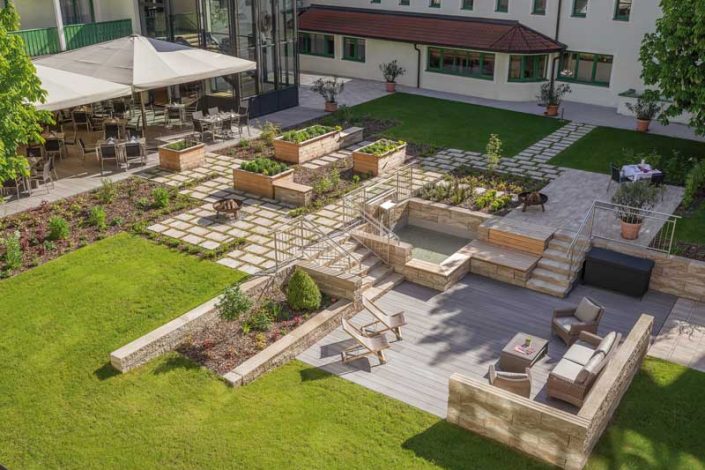 Terrasse-und-Garte-Hotel-Sonnengut
