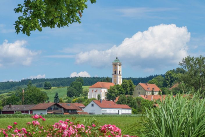 40 Jahre Markt Bad Birnbach: Kirche in der Landschaft