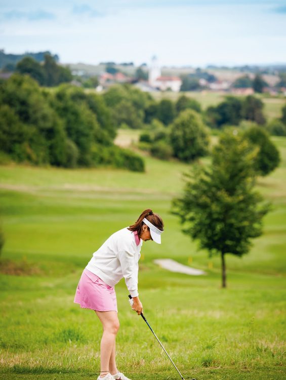 Bayern, Bayerisches Thermenland, Bad Birnbach, Bella Vista Golfpark, golfen, Golf spielen, Abschlag, Golfspielerin, 2025