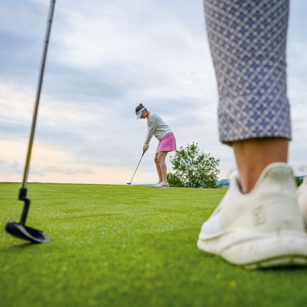 zwei Golfspielerinnen spielen Golf