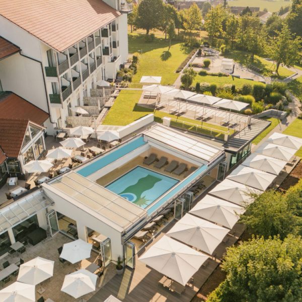 Sicht von oben auf das Hotel Sonnengut, den Pool und den Garten