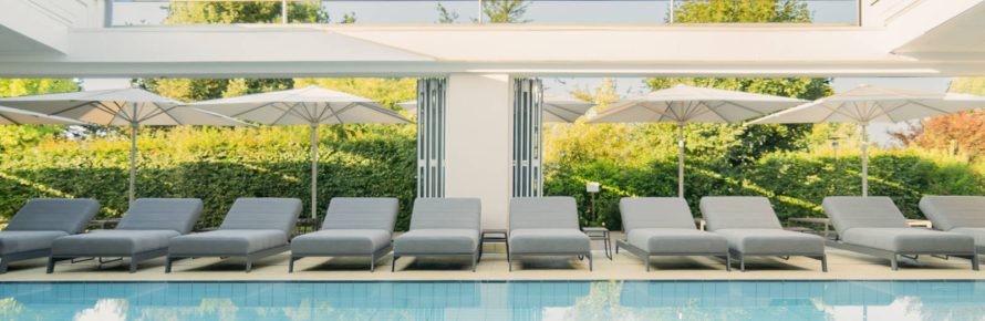 Pool mit Liegen und offenem Dach