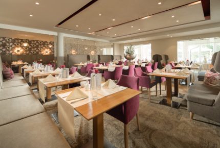 Ansicht des Restaurants mit Stühlen und Tischen