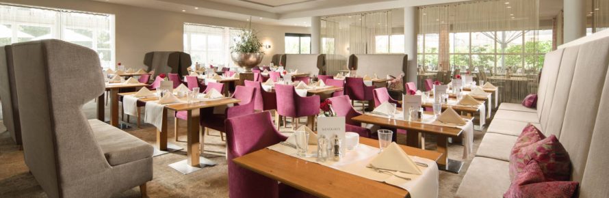Restaurant mit vielen Tischen und Stühlen